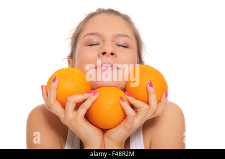 Wunderschöne lächelnde Frau mit Orangen Stockfoto