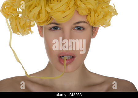 Junge Frau mit den Haaren Spaghetti Stockfoto