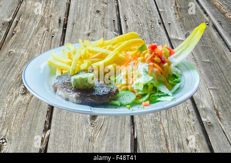 Rum-Steak, Pommes frites, Salat Stockfoto