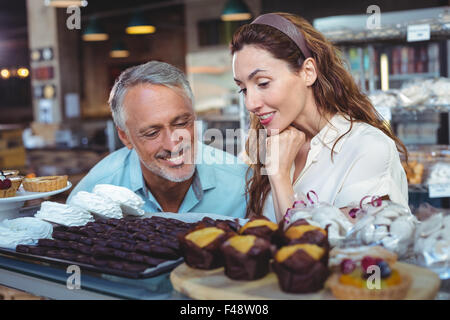 Süßes Paar Blick auf Kuchen Stockfoto