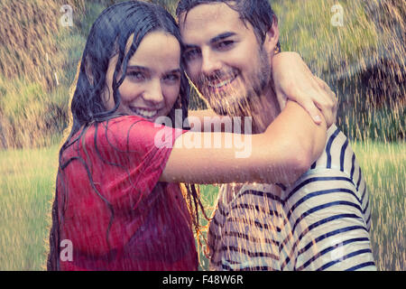 Süßes Paar umarmt unter dem Regen Stockfoto