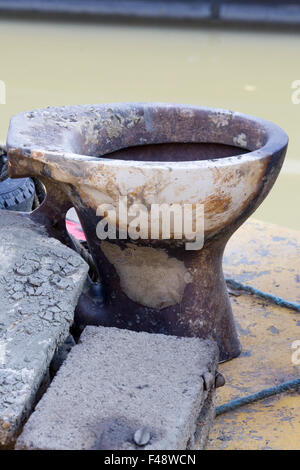 Toilette, die aus einem Kanal in England entfernt wurde Stockfoto