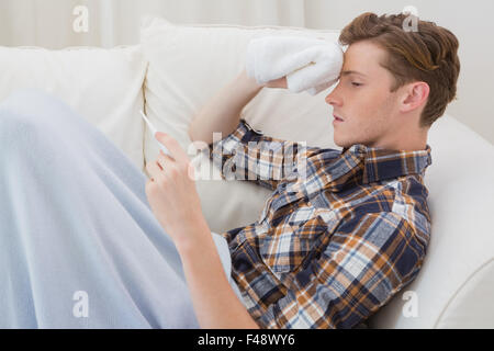 Krank schöner Mann auf sofa Stockfoto