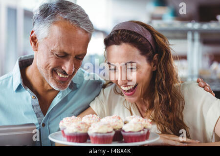 Süßes Paar Blick auf Kuchen Stockfoto