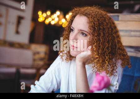 Junge Frau in ihren Gedanken verloren Stockfoto