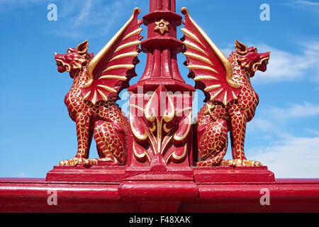 Roter und goldene Drachen Skulptur auf Holborn Viaduct, London England Vereinigtes Königreich UK Stockfoto
