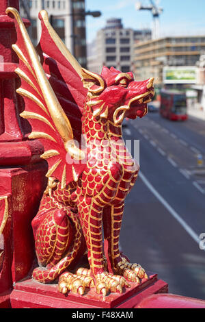 Roter und goldener Drachen Skulptur auf Holborn Viaduct, London England Vereinigtes Königreich UK Stockfoto