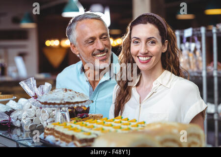 Süßes Paar Blick auf Gebäck Stockfoto