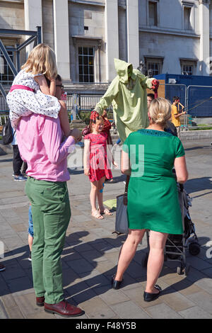 Darsteller außerhalb der Kirche St. Martin-in-the-Fields auf dem Trafalgar Square London England Vereinigtes Königreich UK Stockfoto