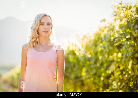 Porträt von blonde Frau stand neben Weinrebe Stockfoto
