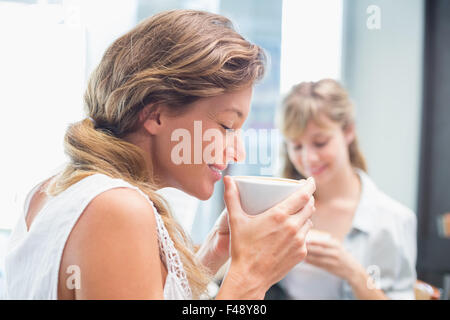 Schöne Frauen, Kaffee trinken Stockfoto
