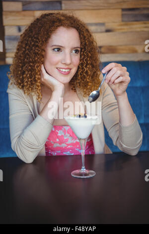 Glücklich lächelnd hübsche Brünette ein Eis essen Stockfoto
