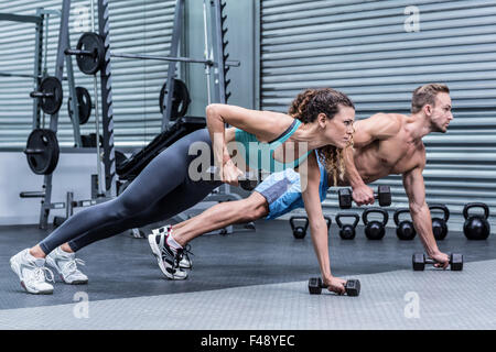 Muskuläre paar Plank Übung zusammen Stockfoto