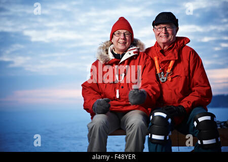 Älteres Paar auf einer Bank sitzend Stockfoto