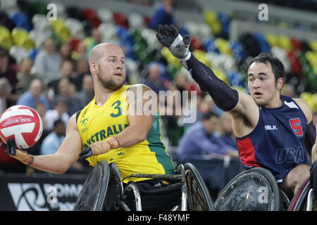 WM-Rollstuhl-Rugby-Herausforderung, Copperbox, Queen Elizabeth Olympic Park, London UK. 15. Oktober 2015. Weltmeister Australien verlieren in USA 54-57. 15. Oktober 2015. Aus Batt von USA Aoki in Angriff genommen. Copyright Carol Moir/Alamy Live News Stockfoto