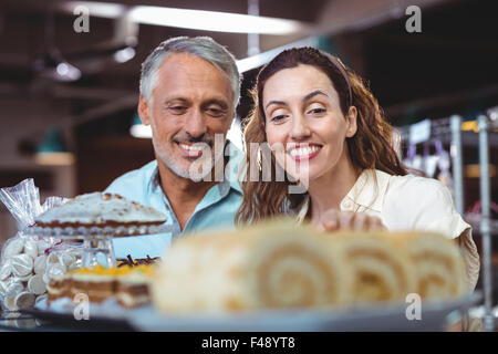 Süßes Paar Blick auf Kuchen Stockfoto