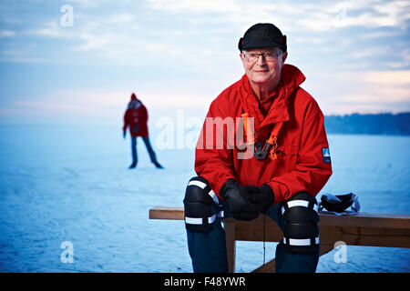 Älteres Ehepaar auf dem Eis Stockfoto