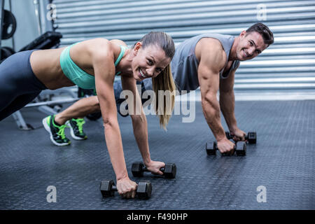 Muskuläre paar Plank Übung zusammen Stockfoto