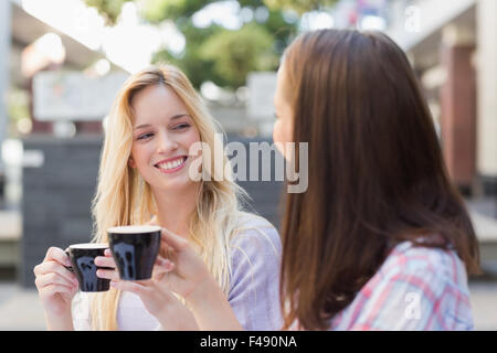 Glückliche Frauen Freunde miteinander reden Stockfoto