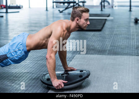 Muskulöser Mann Bosu Ball Übungen Stockfoto