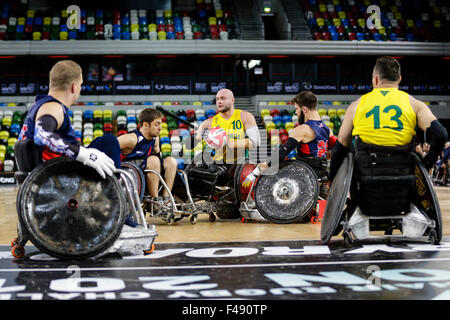 Copperbox, London, UK. 15. Oktober 2015. BT-Welt Rollstuhl Rugby Challenge 2015. USA vs. Australien Halbfinale. Australiens Chris Bond gefangen im Besitz Credit: Action Plus Sport/Alamy Live News Stockfoto