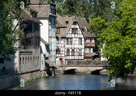 Traditionelle halbe Fachwerkhaus Riverside Gebäude Fluss Ill Petite France Straßburg Elsass Frankreich Stockfoto