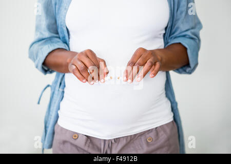 Schwangere Frau Verzicht auf Zigaretten Stockfoto