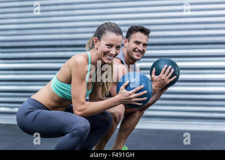 Muskuläre paar Ball Übung Stockfoto