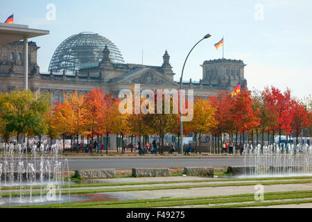 Herbstlaub und Brunnen vor dem Reichstag, Berlin, Deutschland Stockfoto