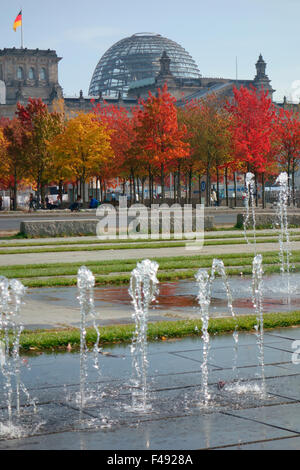 Herbstlaub und Brunnen vor dem Reichstag, Berlin, Deutschland Stockfoto