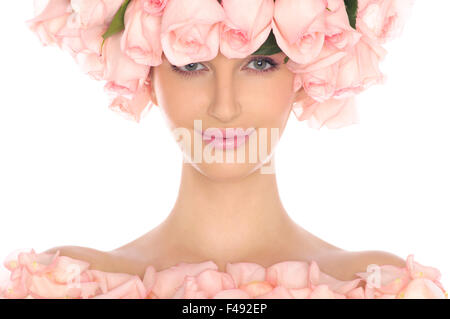 junge Frau in Hut und Kleid von rosa Rosen Stockfoto