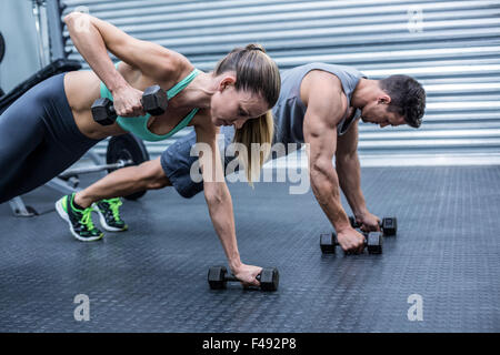 Muskuläre paar Plank Übung zusammen Stockfoto