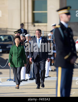 Washington, DC, USA. 15. Oktober 2015. Südkoreas President Park Geun-Hye (L) und U.S. Secretary of Defense Ash Carter (C) Teil eine militärischen Ehren Ankunft Zeremonie im Pentagon, Washington, DC, USA, 15. Oktober 2015. Bildnachweis: Yin Bogu/Xinhua/Alamy Live-Nachrichten Stockfoto