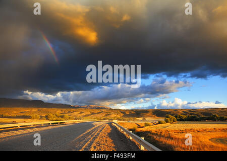 Wolke durchquert den Regenbogen Stockfoto