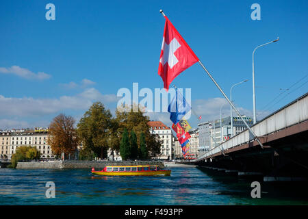 Flaggen auf der Pont du Mont-Blanc-Brücke im Zentrum Stadt, Genf, Schweiz Stockfoto