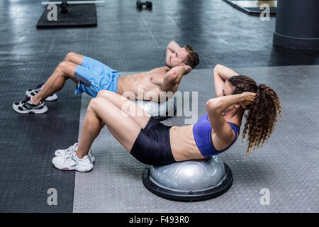 Muskuläre paar Bosu Ball Übungen Stockfoto