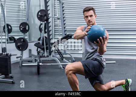 Muskulöser Mann Medizin Ball Übungen Stockfoto