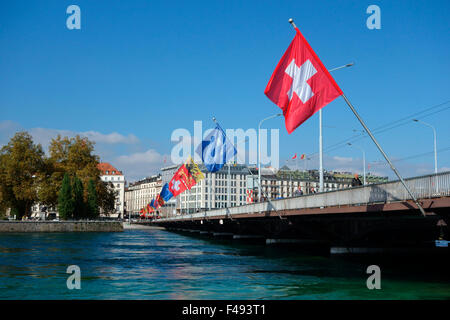 Flaggen auf der Pont du Mont-Blanc-Brücke im Zentrum Stadt, Genf, Schweiz Stockfoto