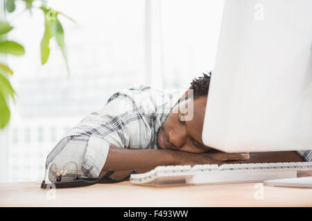 Müde lässige Geschäftsmann schlafen auf Tastatur Stockfoto