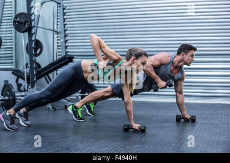 Muskuläre paar Plank Übung zusammen Stockfoto