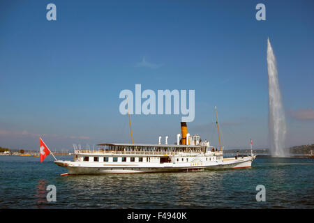 Schiff mit Schweizer Flagge und Jet d Eau Springbrunnen am Genfer See, Genf, Schweiz Stockfoto