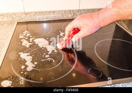 Glaskeramik-Kochfeld, Induktions-Kochfeld Reinigung. Stockfoto