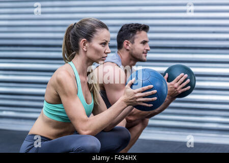 Muskuläre paar Ball Übung Stockfoto