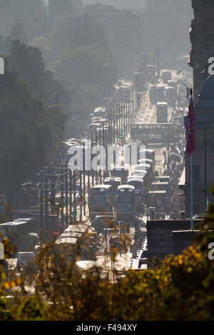 Straßenbahnen und Verkehr auf der Princes St, Edinburgh, Blick nach Westen von Calton Hill in der Abenddämmerung. Edinburgh, Schottland. 30. September 2015 Stockfoto