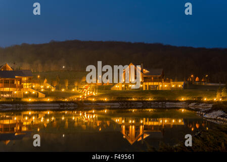 Schönes modernes Haus in der Nähe von See Stockfoto