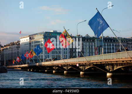 Flaggen auf der Pont du Mont-Blanc-Brücke im Zentrum Stadt, Genf, Schweiz Stockfoto