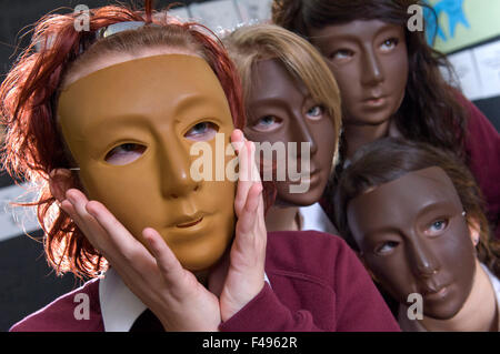 Hanham high school drama Klasse, mit Mädchen tragen Masken und liegt im Kreis. Eine britische Bildung Lernen im Klassenzimmer Schüler Schüler Gruppe Stockfoto