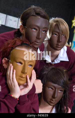 Hanham high school drama Klasse, mit Mädchen tragen Masken und liegt im Kreis. Eine britische Bildung Lernen im Klassenzimmer Schüler Schüler Gruppe Stockfoto