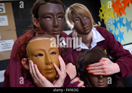 Hanham high school drama Klasse, mit Mädchen tragen Masken und liegt im Kreis. Eine britische Bildung Lernen im Klassenzimmer Schüler Schüler Gruppe Stockfoto