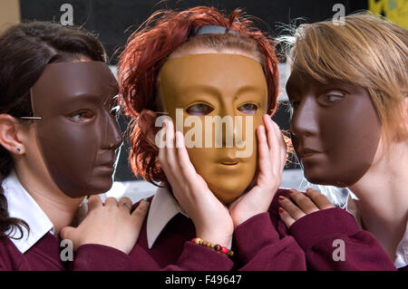 Hanham high school drama Klasse, mit Mädchen tragen Masken und liegt im Kreis. Eine britische Bildung Lernen im Klassenzimmer Schüler Schüler Gruppe Stockfoto